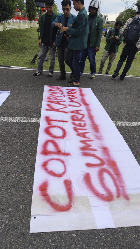 Aksi demo mahasiswa USU di Polda Sumut, Medan, Senin (1/9/2025). Foto: Amar Marpaung/kumparan