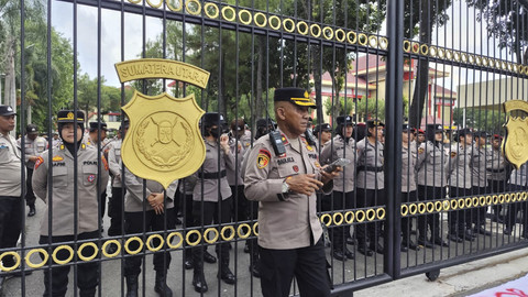 Pengamanan dari kepolisian saat aksi demo mahasiswa USU di Polda Sumut, Medan, Senin (1/9/2025). Foto: Amar Marpaung/kumparan
