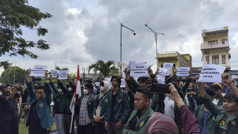 Aksi demo mahasiswa USU di Polda Sumut, Medan, Senin (1/9/2025). Foto: Amar Marpaung/kumparan