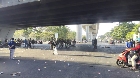 Sejumlah massa melakukan aksi demo di Kota Makassar pada Senin (1/9/2025). Foto: kumparan