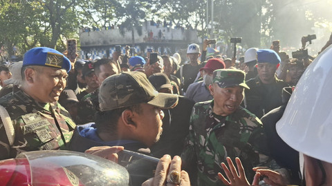 Sejumlah massa melakukan aksi demo di Kota Makassar pada Senin (1/9/2025). Foto: kumparan