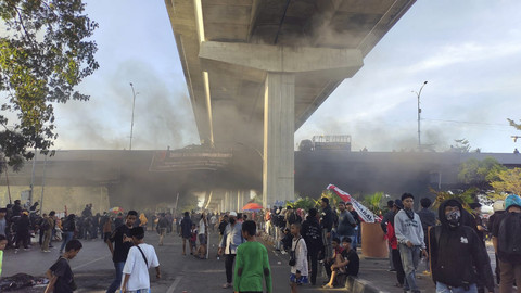 Sejumlah massa melakukan aksi demo di Kota Makassar pada Senin (1/9/2025). Foto: kumparan