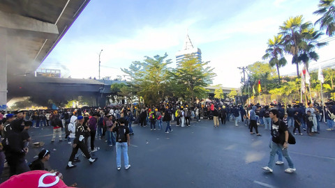 Sejumlah massa melakukan aksi demo di Kota Makassar pada Senin (1/9/2025). Foto: kumparan