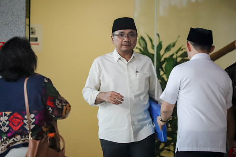 Mantan Menteri Agama Yaqut Cholil Qoumas berjalan usai menjalani pemeriksaan di Gedung Merah Putih KPK, Jakarta, Senin (1/9/2025). Foto: Jamal Ramadhan/kumparan