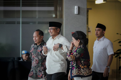 Mantan Menteri Agama Yaqut Cholil Qoumas berjalan usai menjalani pemeriksaan di Gedung Merah Putih KPK, Jakarta, Senin (1/9/2025). Foto: Jamal Ramadhan/kumparan