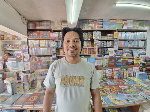 Para pedagang buku di Kwitang, Jakarta Pusat yang sudah mulai buka kembali pada Senin (1/9/2025). Foto: Argya D. Maheswara/kumparan 
