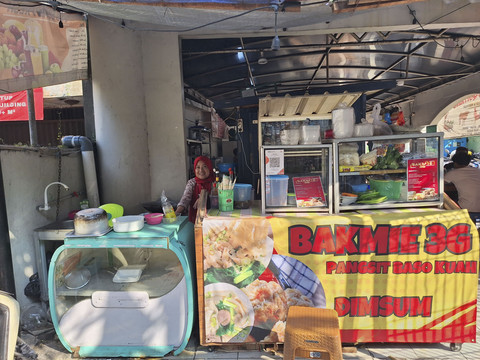 Warung Bakmi 3G depan Masjid Al A'raf, Kwitang, Jakarta Pusat yang sudah mulai buka kembali pada Senin (1/9/2025). Foto: Argya D. Maheswara/kumparan 