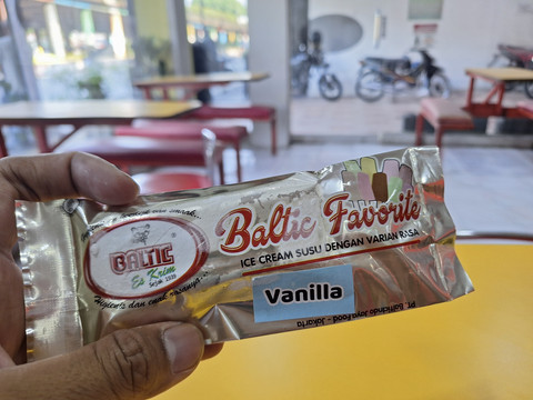 Toko es krim legendaris Baltic yang sudah berdiri sejak 1939 mulai buka kembali pada Senin (1/9/2025) setelah kawasan Kwitang menjadi titik konsentrasi massa aksi. Foto: Argya D. Maheswara/kumparan 