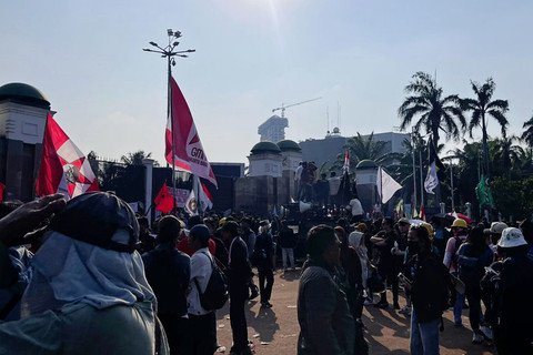 Massa aksi menggelar unjuk rasa di depan Gedung DPR RI, Jakarta, Senin (1/9/2025). Foto: Haya Syahira/kumparan