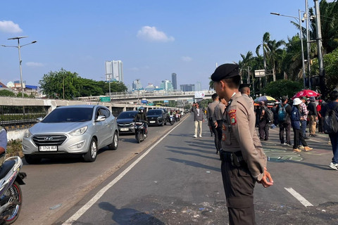 Massa aksi menggelar unjuk rasa di depan Gedung DPR RI, Jakarta, Senin (1/9/2025). Foto: Haya Syahira/kumparan