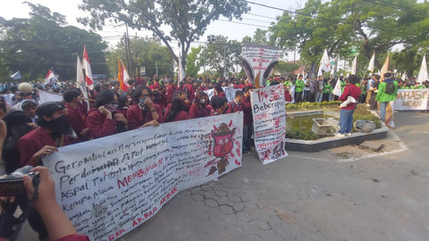 Massa demo mahasiswa Solo Raya Menggugat menggelar aksi demo di DPRD Solo, Senin (1/9/2025). Foto: kumparan