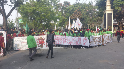 Massa demo mahasiswa Solo Raya Menggugat menggelar aksi demo di DPRD Solo, Senin (1/9/2025). Foto: kumparan