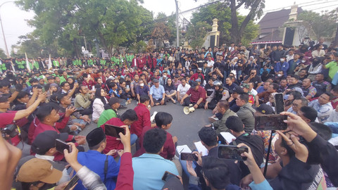 Belasan anggota DPRD Solo menemui massa Mahasiswa Solo Raya Menggugat yang berunjuk rasa di DPRD Solo, Senin (1/9/2025). Foto: kumparan