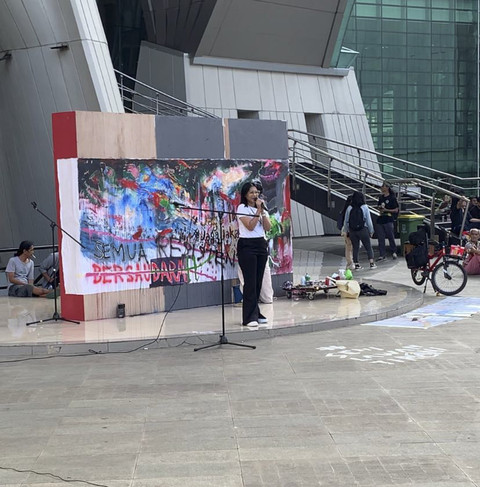 Musisi Endah Widiastuti hadir dalam acara panggung terbuka Seni Lawan Tirani-Jaga Jakarta di Taman Ismail Marzuki (TIM), Jakarta Pusat, Senin (1/9/2025). Foto: Vincentius Mario/kumparan