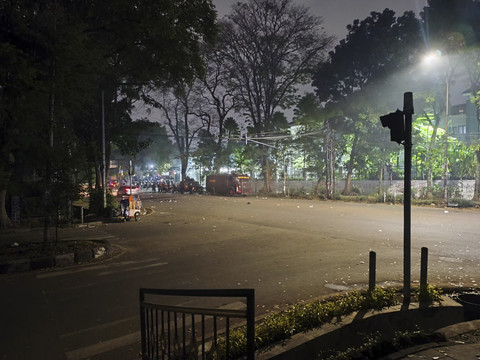 Suasana Jalan Diponegoro, Kota Bandung, setelah polisi pukul mundur massa aksi unjuk rasa di depan Gedung DPRD Jawa Barat, Senin (1/9/2025). Foto: Linda Lestari/kumparan