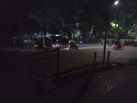 Suasana Jalan Diponegoro, Kota Bandung, setelah polisi pukul mundur massa aksi unjuk rasa di depan Gedung DPRD Jawa Barat, Senin (1/9/2025). Foto: Linda Lestari/kumparan