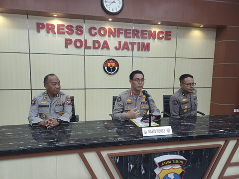 Kabid Humas Polda Jatim, Kombes Pol Jules Abraham Abast (tengah) saat konferensi pers soal kericuhan demo di wilayah Jawa Timur, Senin (1/9/2025). Foto: Farusma Okta Verdian/kumparan