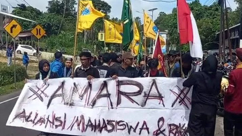 Aliansi Mahasiswa dan Rakyat (AMARA) Sulawesi Utara yang menggelar demo damai di depan kantor DPRD Sulawesi Utara, Senin 1 September 2025.
