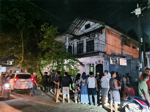 Suasana lokasi penemuan 5 mayat yang masih satu keluarga di Jalan Siliwangi, Kelurahan Paman, Kecamatan Indramayu, Kabupaten Indramayu, Selasa (2/9/2025). Foto: kumparan