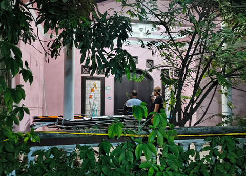 Petugas kepolisian saat menyegel dan mengunci rumah penemuan 5 mayat yang masih satu keluarga di Jalan Siliwangi Kabupaten Indramayu, Selasa (2/9/2025). Foto: kumparan