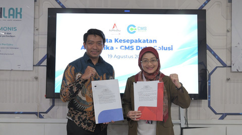 (kiri) Agung Dermawan CEO PT CMS Duta Solusi dan Direktur Utama AdMedika Dian Prambini (kanan) saat penandatanganan nota kesepakatan kolaborasi dalam pemanfaatan teknologi dalam peningkatan digitalisasi dan digitasi solusi layanan kesehatan di Jakarta, pada Selasa (19/8). Foto: dok. Telkom