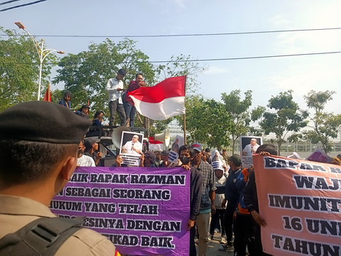 Situasi aksi tuntutan pada kasus pencemaran nama baik terhadap Hotman Paris Hutapea yang menjerat Razman Arif Nasution, di Pengadilan Negeri Jakarta Utara, Selasa (2/9/2025). Foto: Giovanni/kumparan