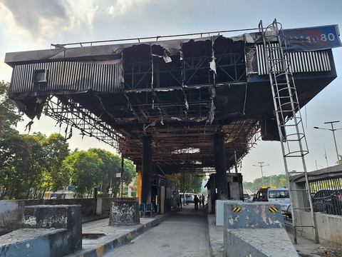 Menteri Pekerjaan Umum (PU) Dody Hanggodo saat meninjau gerbang tol Pejompongan, Jakarta Pusat pada Selasa (2/9/2025) yang rusak usai dibakar. Foto: Argya Maheswara/kumparan