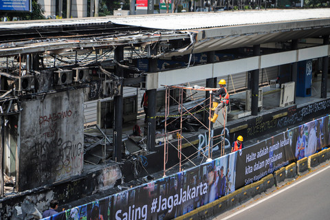 Kondisi Halte TransJakarta Senayan Jakarta pada Selasa (2/9/2025) rusak akibat ulah orang tak dikenal saat unjuk rasa. Foto: Iqbal Firdaus/kumparan