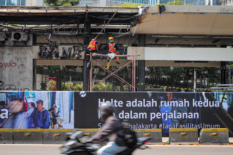 Kondisi Halte TransJakarta Senayan Jakarta pada Selasa (2/9/2025) rusak akibat ulah orang tak dikenal saat unjuk rasa. Foto: Iqbal Firdaus/kumparan