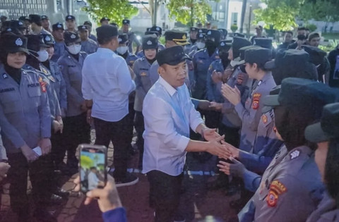 Bupati Karawang, Aep Syaepuloh menyampaikan apresiasi kepada jajaran TNI-Polri di Plaza Pemda Karawang usai aksi demonstrasi, Senin (1/9/2025). Foto: Istimewa