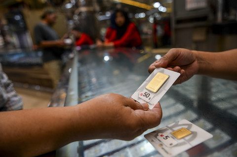 Warga membeli emas batangan di Bandung, Jawa Barat, Selasa (2/9/2025). Foto: Raisan Al Farisi/ANTARA FOTO