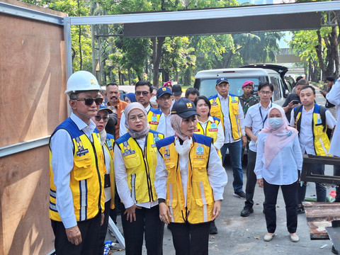 Menteri Pekerjaan Umum (PU) Dody Hanggodo saat meninjau halte Polda Metro Jaya, Jakarta Pusat pada Selasa (2/9). Foto: Argya D. Maheswara/kumparan 