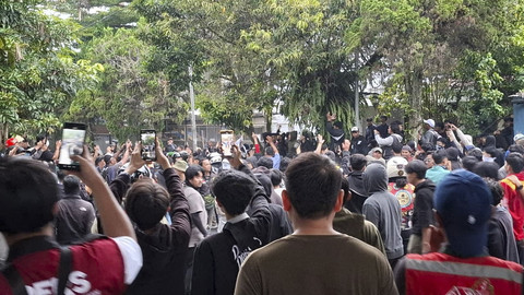 Situasi ketika kericuhan dalam aksi unjuk rasa di depan kantor DPRD Kota Sukabumi, Senin (1/9/2025). Foto: kumparan