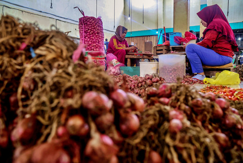 Pedagang membersihkan bawang merah di Pasar Barito Ternate, Maluku Utara, Selasa (2/9/2025). Foto: Andri Saputra/ANTARA FOTO