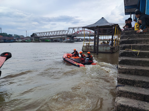 Proses pencarian 2 bocah yang tenggelam oleh Tim SAR Palembang/ist.