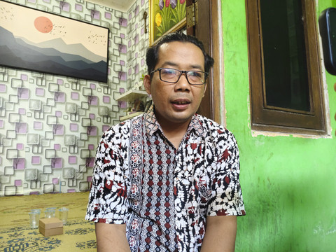Yoyon Surono, ayah mahasiswa Universitas Amikom Yogyakarta Rheza Sendy Pratama ditemui di rumahnya, Selasa (2/9/2025). Foto: Arfiansyah Panji Purnandaru/kumparan