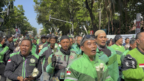 Pengemudi ojek online melakukan aksi damai Ojol di depan kawasan Monumen Nasional, Jakarta, Selasa (2/9/2025). Foto: Abid Raihan/kumparan