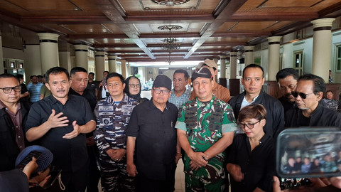 Ketua DPRD DIY, Nuryadi, bersama Ketua Komisi A DPRD DIY, Eko Suwanto, dan jajaran, saat menemui wartawan, Senin (1/9). Foto: Dok. DPRD DIY