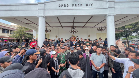 Aksi di DIY pada Senin (1/9) berlangsung di dua titik, yakni kawasan kantor DPRD DIY dan Bundaran UGM. Foto: Pandangan Jogja/Gigih Imanadi