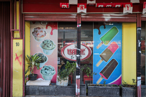 Toko es krim Baltic yang kembali buka di Kawasan Kwitang, Jakarta, Selasa (2/9/2025). Foto: Iqbal Firdaus/kumparan