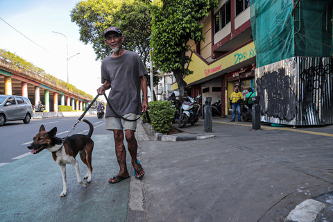 Warga berjalan melewati toko es krim Baltic yang kembali buka di Kawasan Kwitang, Jakarta, Selasa (2/9/2025). Foto: Iqbal Firdaus/kumparan