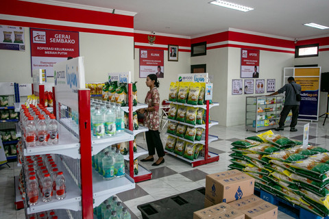 Petugas koperasi memeriksa stok kebutuhan pokok yang dijual di Koperasi Kelurahan (Kopkel) Merah Putih Banyuanyar, Banjarsari, Solo, Jawa Tengah, Jumat (22/8/2025). Foto: Mohammad Ayudha/ANTARA FOTO