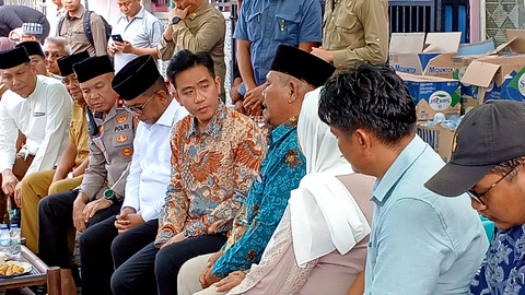 Wakil Presiden Gibran Rakabuming Raka menyambangi kediaman Andika Lutfi Falah (16) pelajar yang tewas dalam kerusuhan aksi unjuk rasa di Jakarta, Selasa (2/9/2025). Foto: Dok. kumparan
