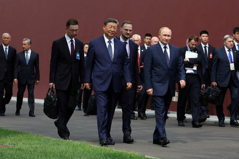Presiden China Xi Jinping dan Presiden Rusia Vladimir Putin berjalan bersama sebelum pertemuan di Beijing, China, Selasa (2/9/2025). Foto: Sputnik/Alexander Kazakov/Pool via REUTERS
