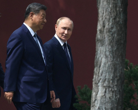 Presiden China Xi Jinping dan Presiden Rusia Vladimir Putin berjalan bersama sebelum pertemuan di Beijing, China, Selasa (2/9/2025). Foto: Sputnik/Alexander Kazakov/Pool via REUTERS
