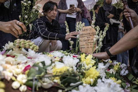 Keluarga menaburkan bunga saat pemakaman jenazah personel grup musik Bimbo, Raden Darmawan Dajat Hardjakusumah (Acil Bimbo) di TPU Cipageran, Kota Cimahi, Jawa Barat, Selasa (2/9/2025). Foto: Abdan Syakura/ANTARA FOTO