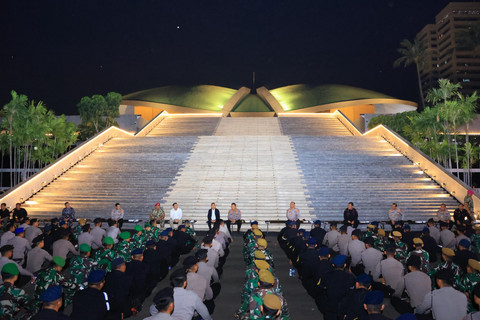 Kapolri Jenderal Pol Listyo Sigit Prabowo memberikan motivasi kepada pasukan pengamanan saat acara makan malam bersama di Gedung DPR/MPR RI, Jakarta, Senin (1/9/2025). Foto: Humas Polri