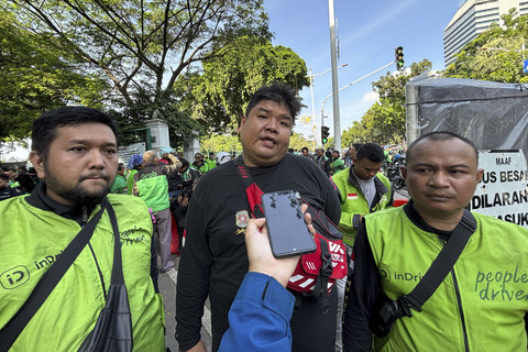 Tiga ojol yang bertemu Wapres Gibran di Istana Wapres, Doni (37) (kiri), Rio (36) (tengah), dan Joko (52) (kanan) di kawasan Monas, Jakarta Pusat, Selasa (2/9/2025). Foto: Abid Raihan/kumparan