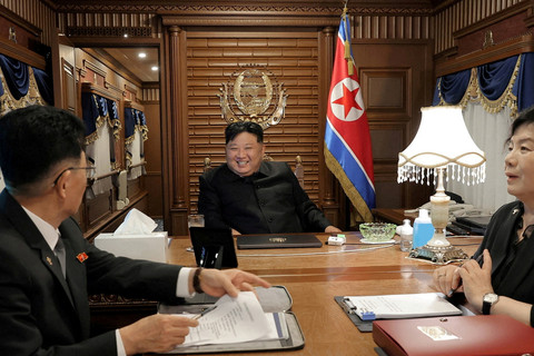 Pemimpin Korea Utara Kim Jong-un saat menaiki kereta menuju Beijing, China, Senin (1/9/2025). Foto: KCNA/via REUTERS