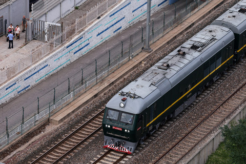 Kereta yang ditumpangi Pemimpin Korea Utara Kim Jong-un tiba di Beijing, China, Selasa (2/9/2025). Foto: Tingshu Wang/REUTERS